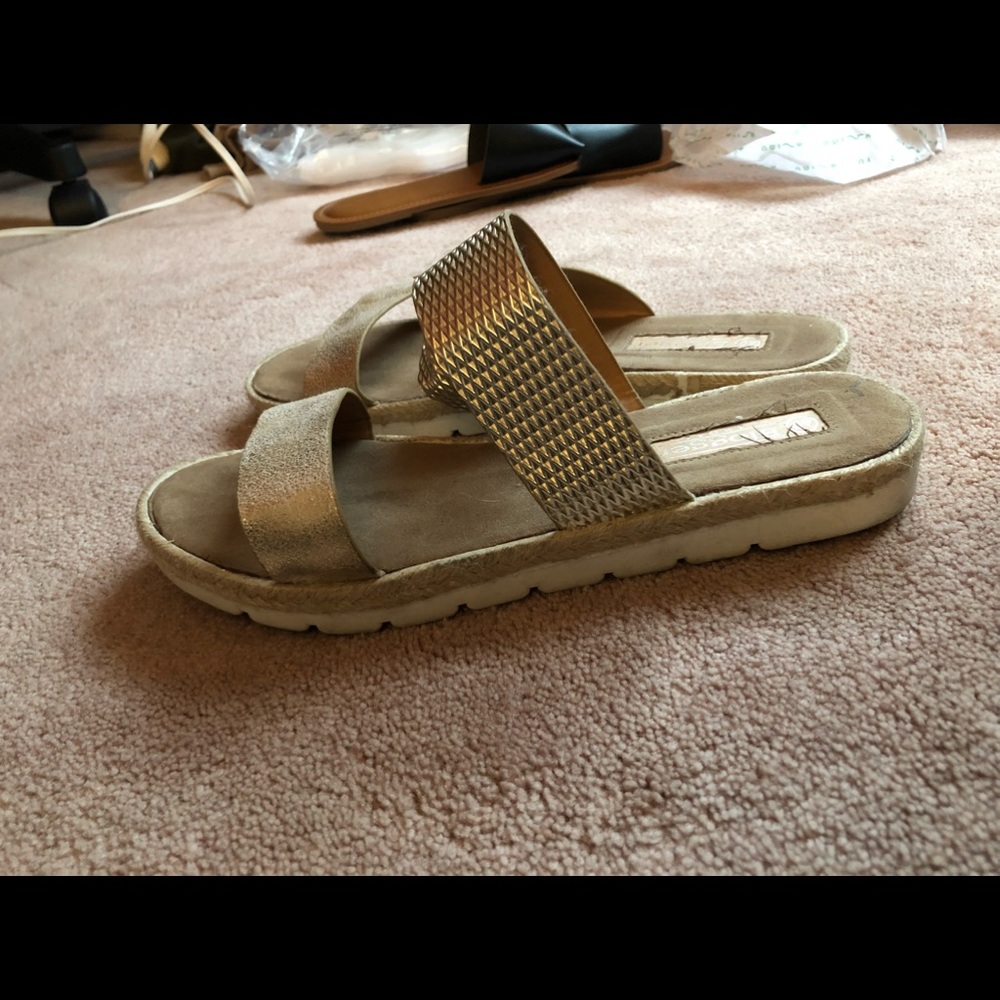 Strap sandals